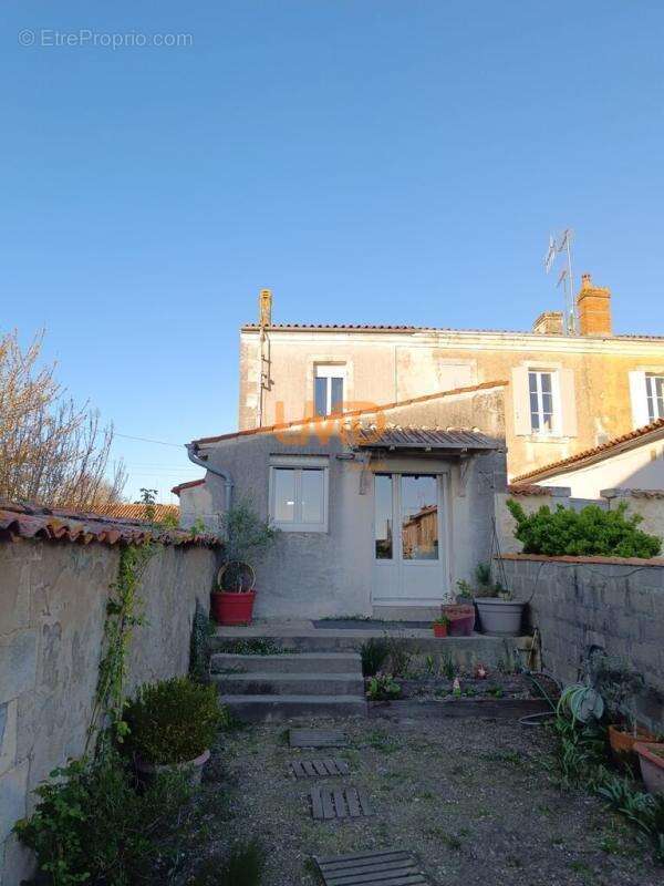 Maison à SAINT-JEAN-D'ANGELY