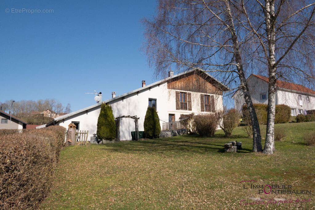 Maison à MAISONS-DU-BOIS-LIEVREMONT