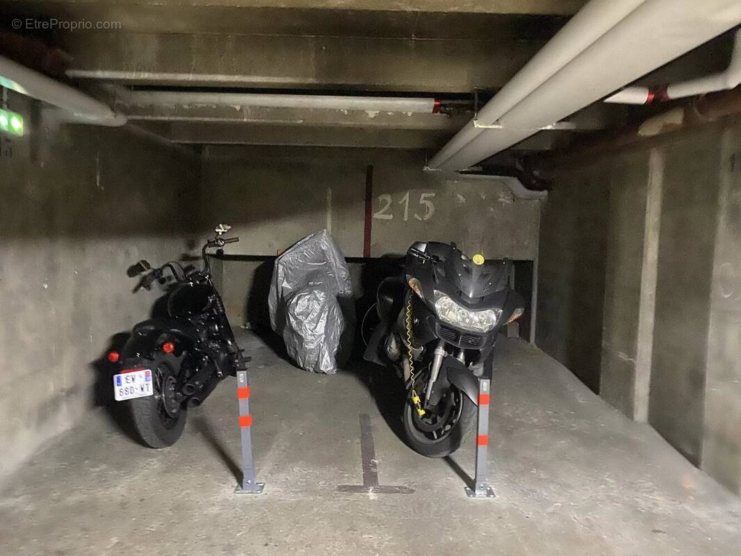 Parking à PARIS-16E