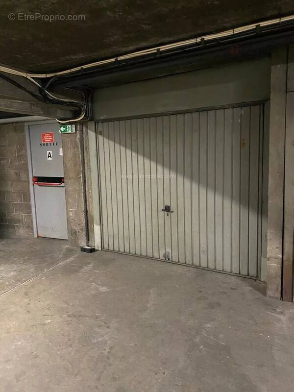 Parking à PARIS-11E