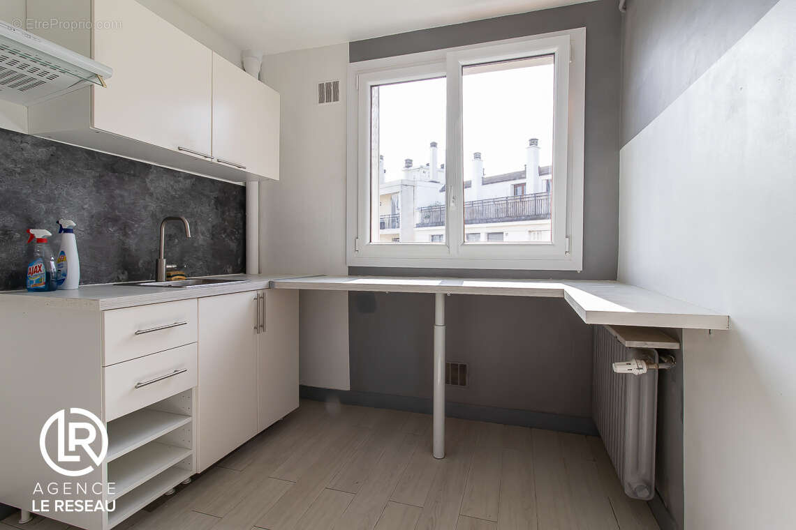Studio lumineux avec balcon au 4ème étage avec ascenseur situé rue Voltaire - photo 3