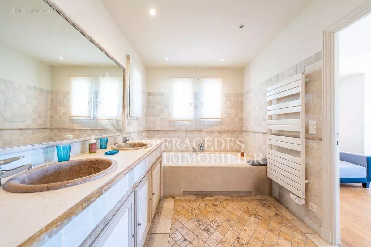 Maison à TOURRETTES-SUR-LOUP