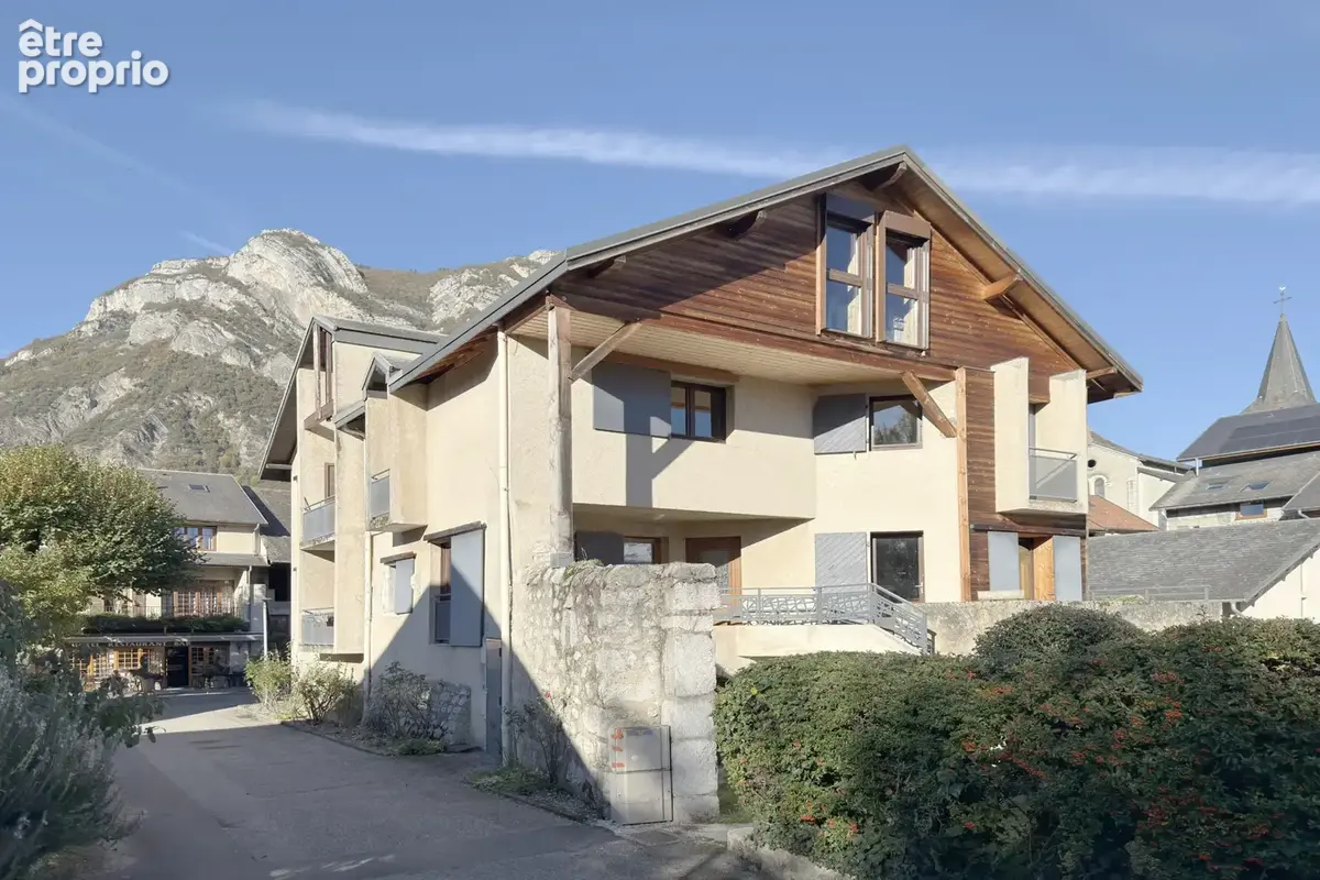 Joli t4 duplex avec jardin, terrasse, cave, garage et cour au cœur du village de francin ! - photo 14
