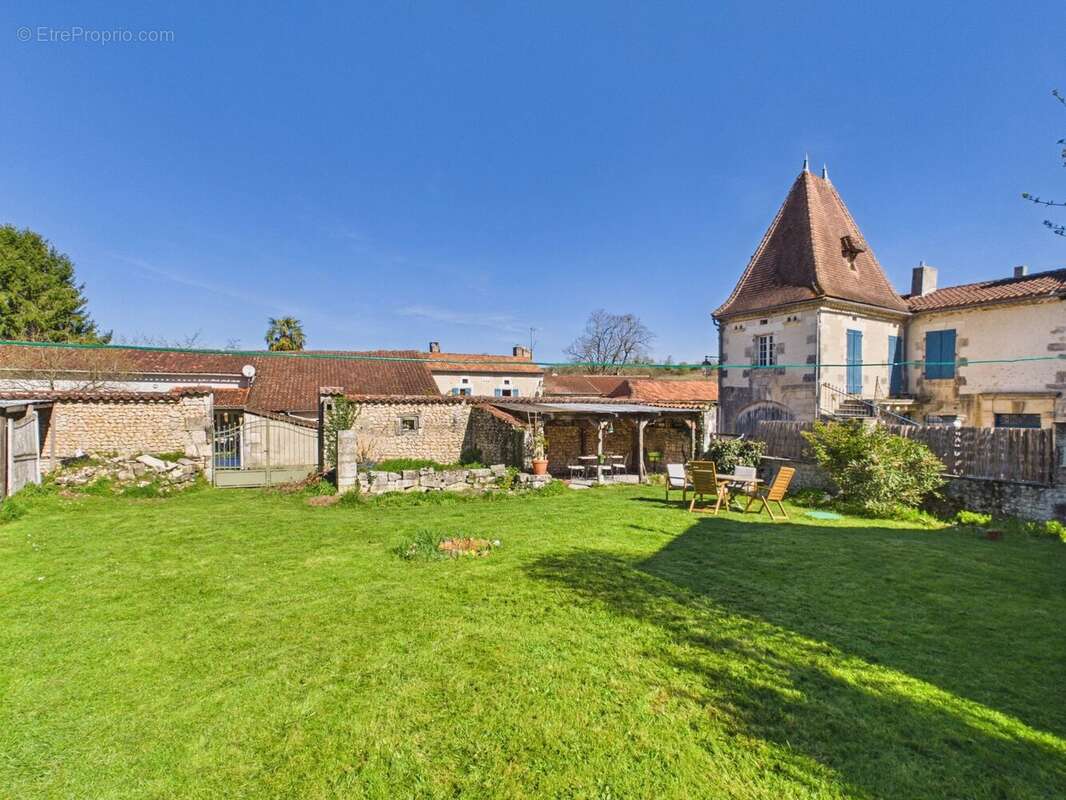 Maison à SALLES-LAVALETTE