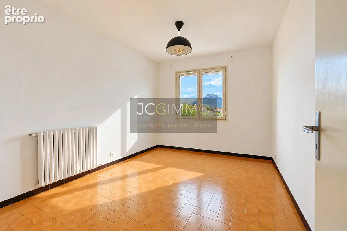 T4 de 87.5 m2 avec terrasse, garage et parking privatif ! - photo 8