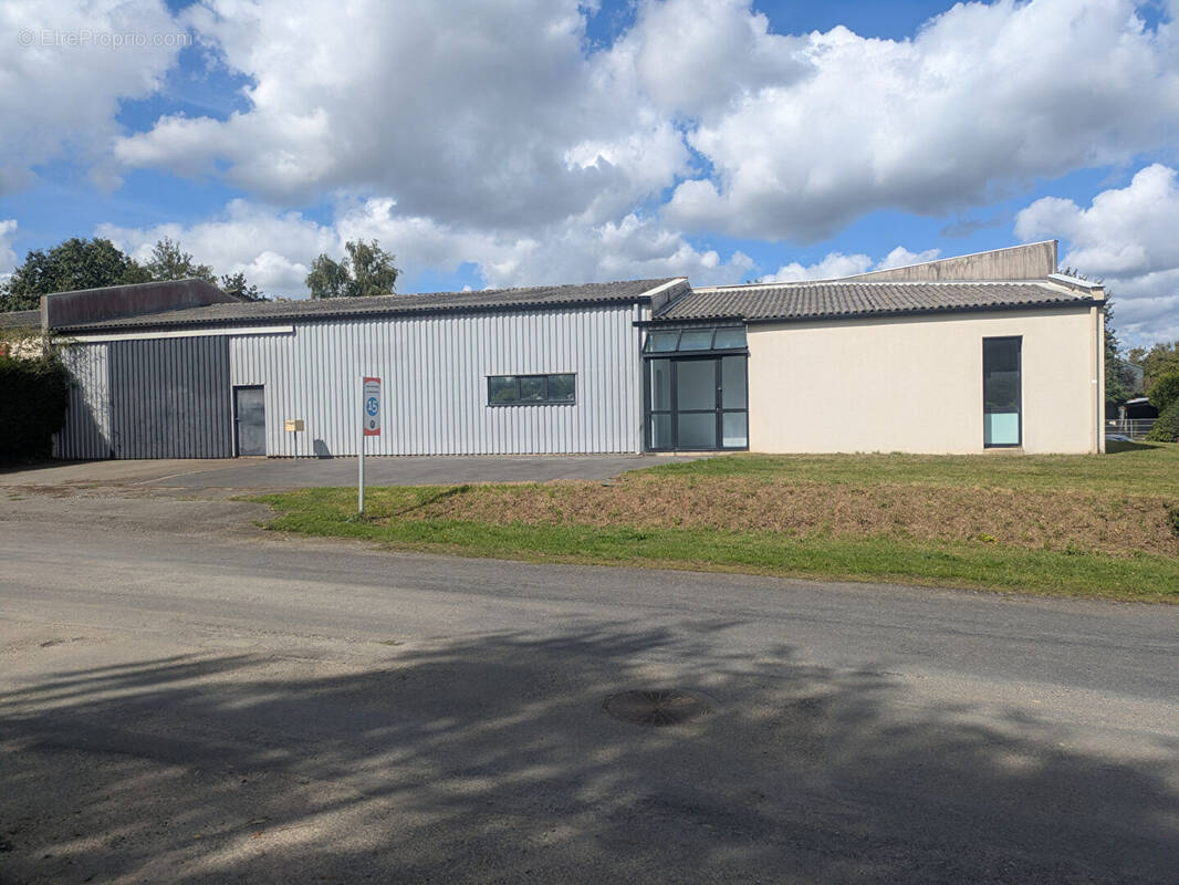 Commerce à MONTOURS