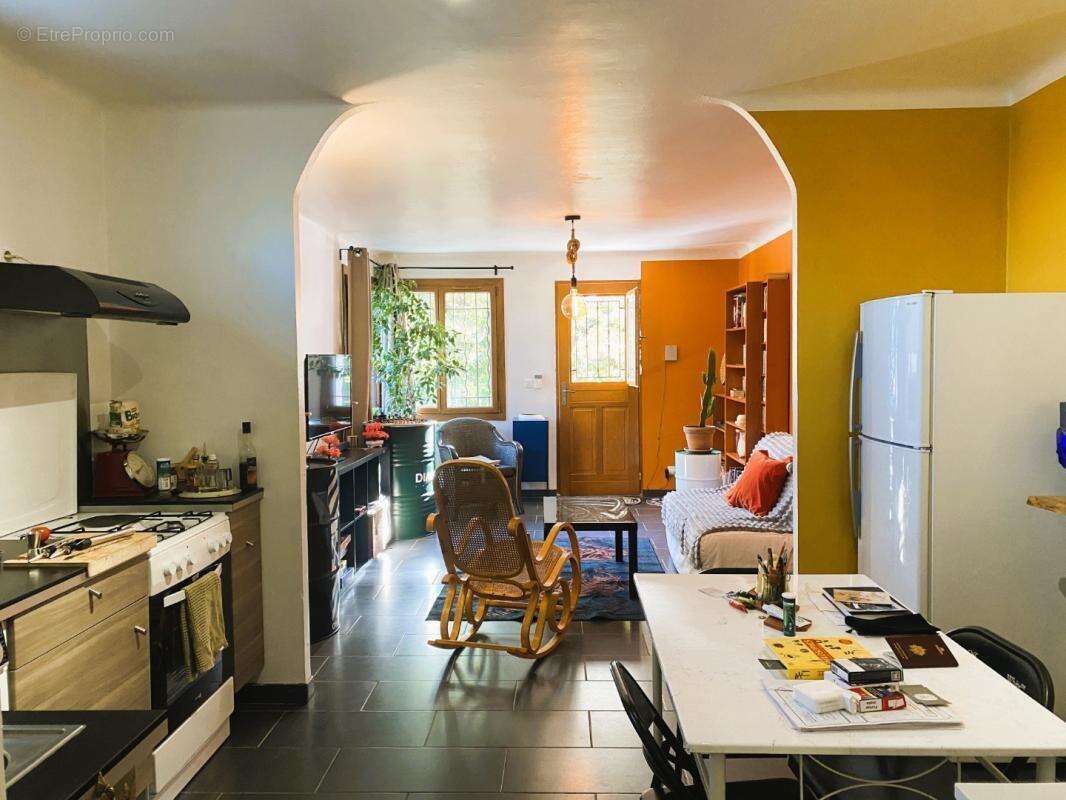 Maison à LE PUY-SAINTE-REPARADE