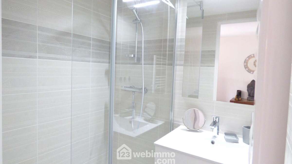 Salle de douche avec bac à l'italienne refait récemment. - Maison à SAINT-VINCENT-SUR-JARD