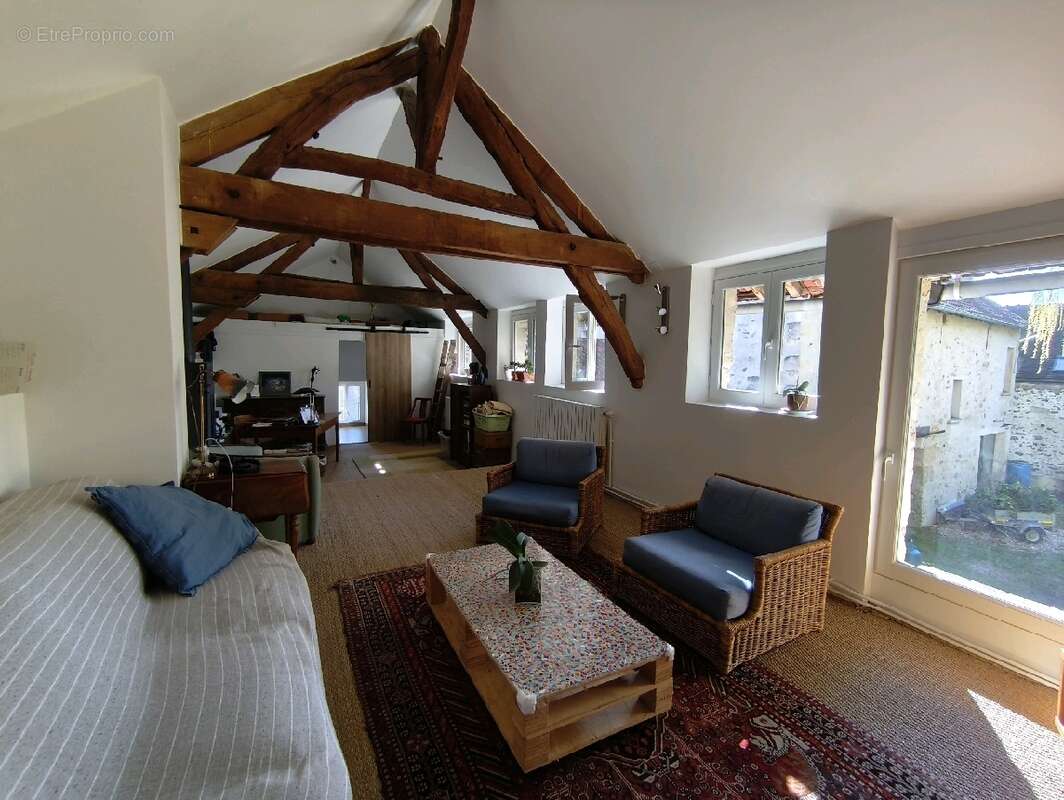 Maison à VALLANGOUJARD