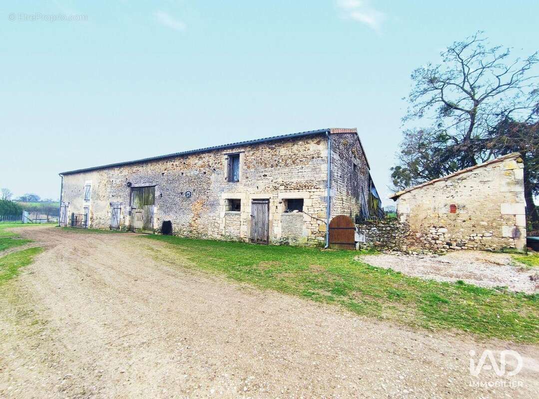 Maison 144 m² à Civaux  - photo 3