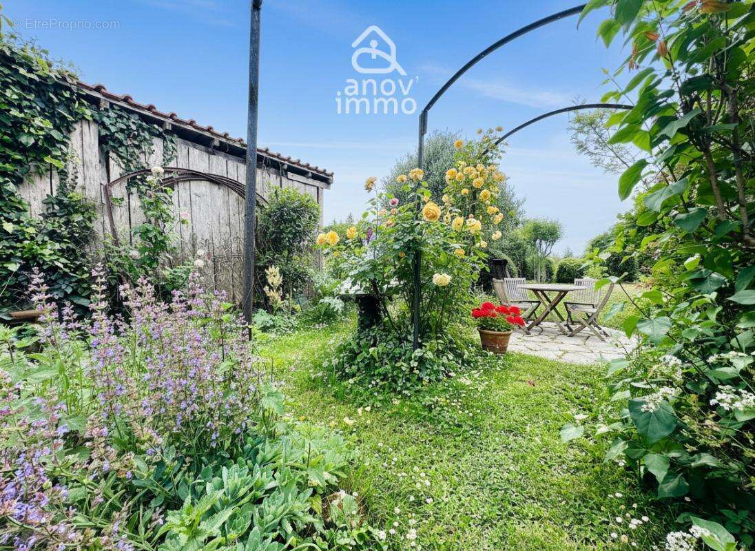 Maison de charme avec jardin intime, terrasse et atelier   E - photo 15