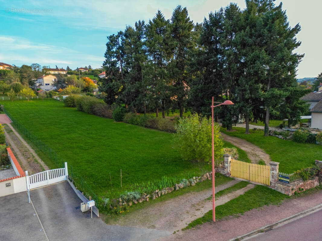 Terrain à COMMELLE-VERNAY