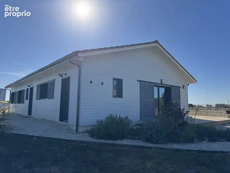 Maison de plain-pied avec 3.25 ha et écuries. - photo 7