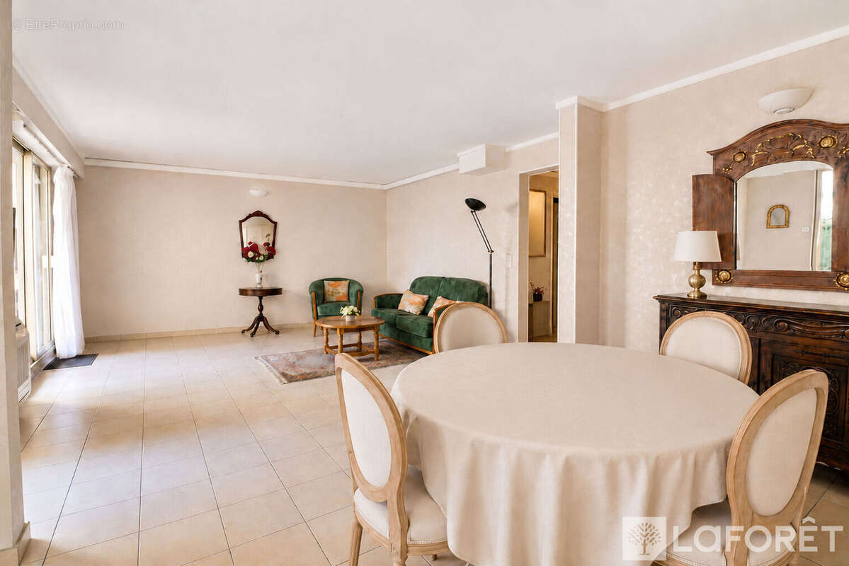 RARE À LA VENTE  , Appartement 3 pièces en plein coeur du Triangle d'Or de Saint-Raphaël, à 1 minute de la mer - photo 2