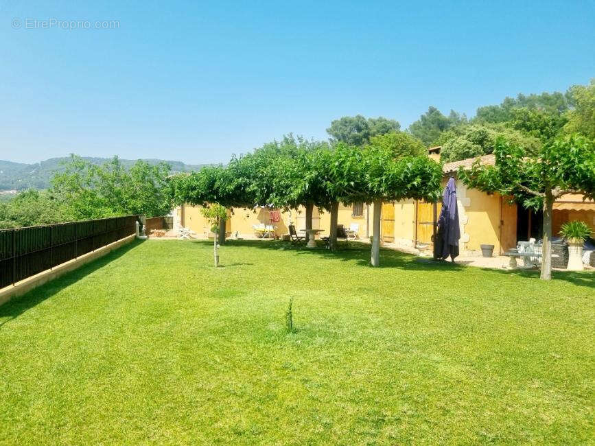 Draguignan villa F6 197m2 piscine garage terrasse 3800m terrain 795000€ crn2373 DPE A - photo 2