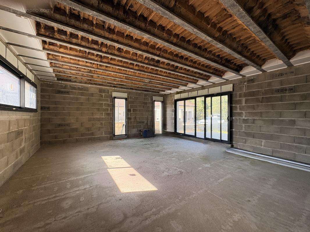 Maison à VEZERONCE-CURTIN