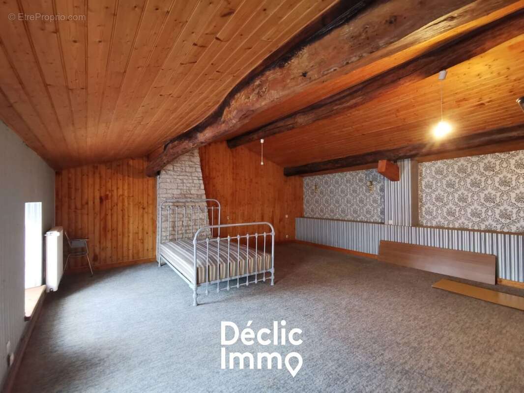 Maison ancienne à rénover avec grange et fort potentiel à Prin-Deyrançon - photo 8