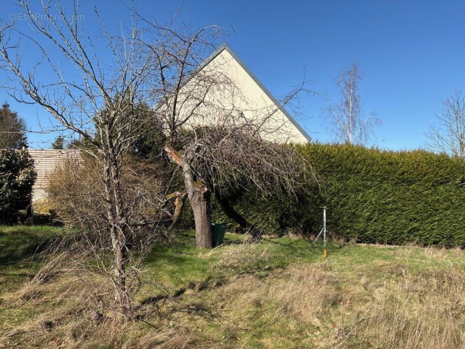 Terrain à LES CLAYES-SOUS-BOIS