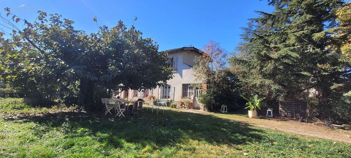 Maison familiale avec dépendances et grand terrain - Labastide-Saint-Pierre (82370) - photo 2