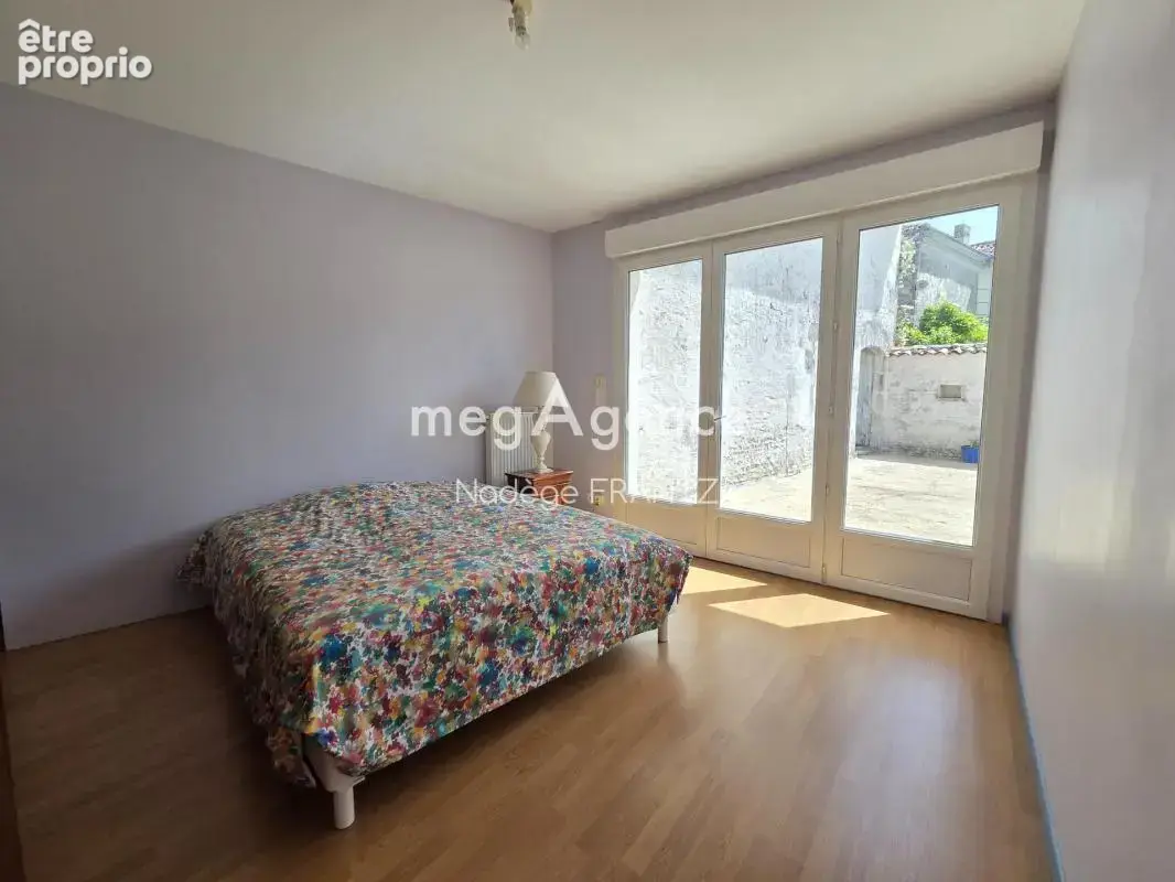Maison de plain-pied rénovée à Aumagne – 2 chambres, jardin et dépendance - photo 10