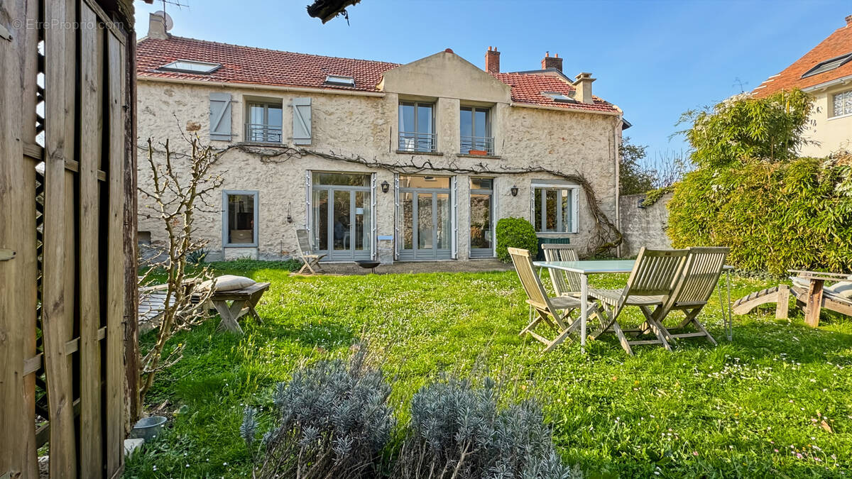 Maison à SAINT-NOM-LA-BRETECHE