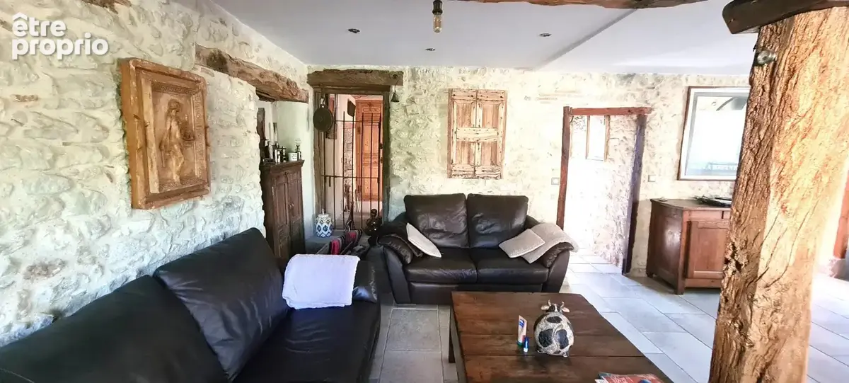Corps de ferme rénové sur 3857m² de terrain. - photo 5