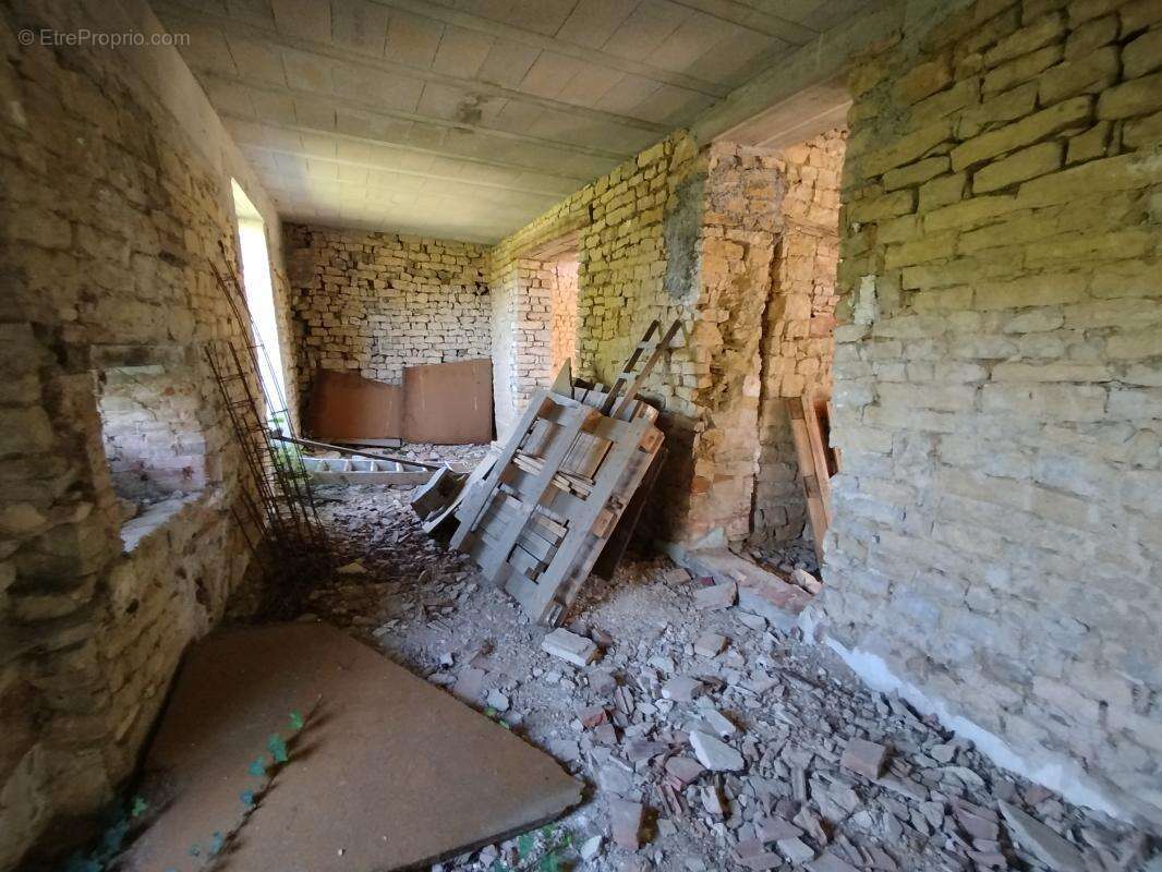 Maison en cours de construction — toiture refaite à neuf — fort potentiel - photo 10
