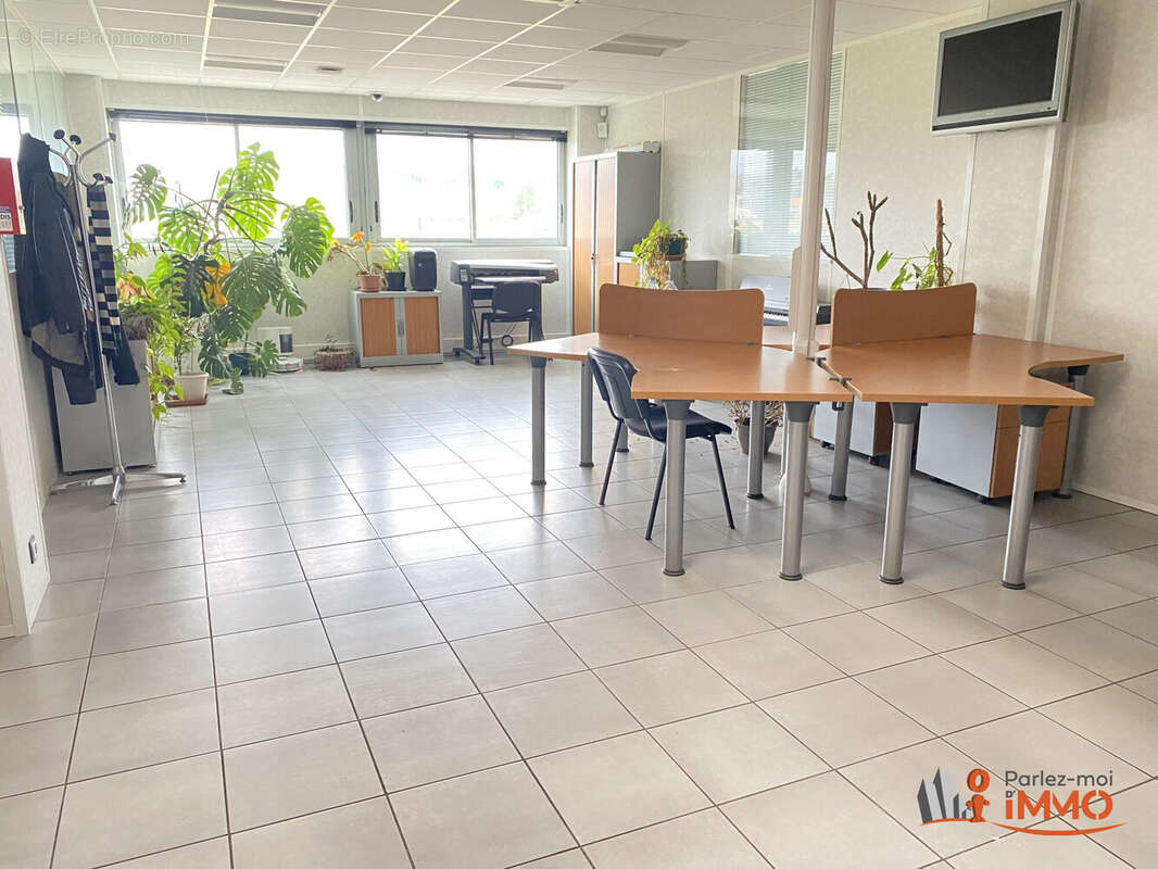 Commerce à VAULX-MILIEU