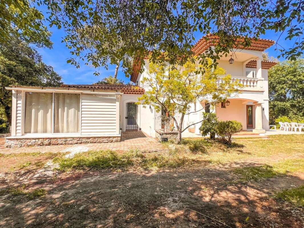 Maison familiale 6 pièces de 164 m² avec T2 indépendant de 35 m² - Roquefort les Pins - photo 2
