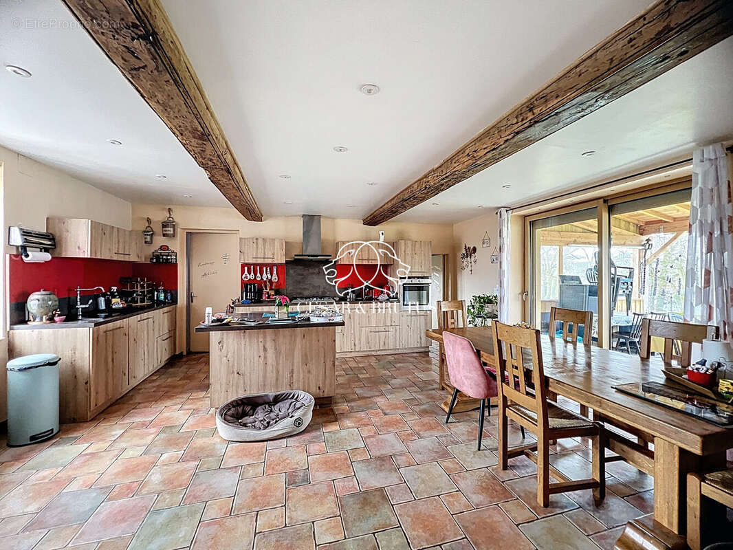 Maison à POUILLY-SOUS-CHARLIEU