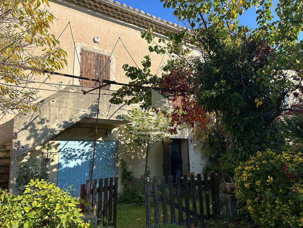 Maison à ENTRAIGUES-SUR-LA-SORGUE