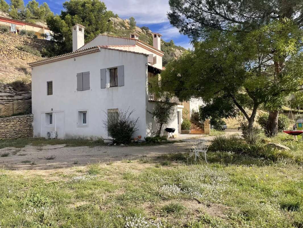 PELISSANNE Maison avec 2 logements au coeur des collines - photo 7