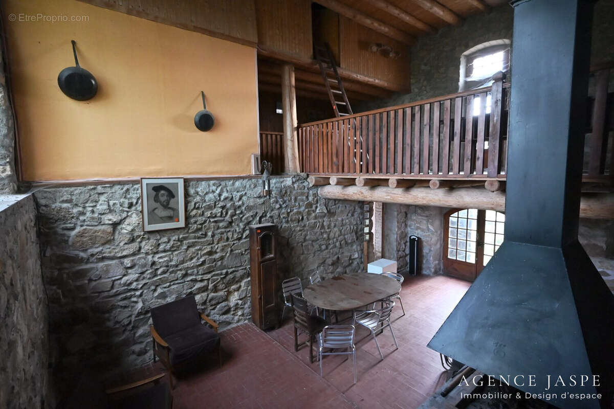 Maison à SAINT-HILAIRE-CUSSON-LA-VALMITTE