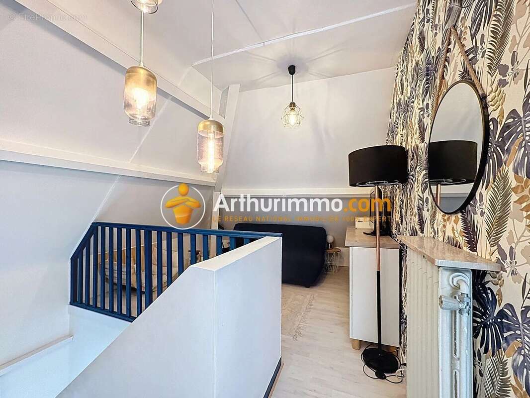 Maison à NIVOLAS-VERMELLE