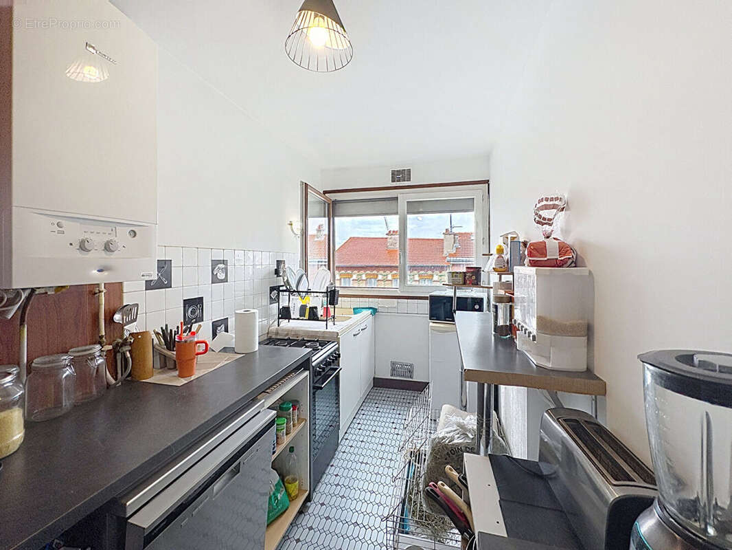 Appartement 4 pièce(s) 73 m2 avec deux balcons au pied du métro L.11 Carnot - photo 11