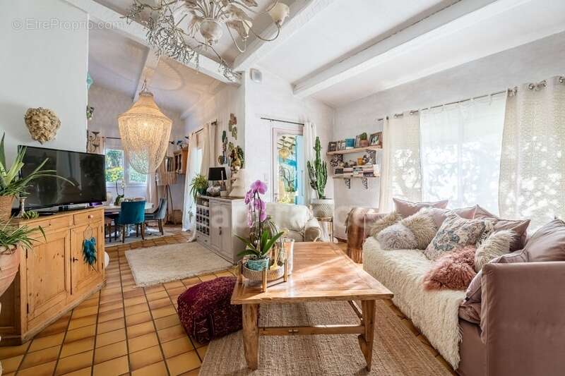 Maison à CEYRESTE