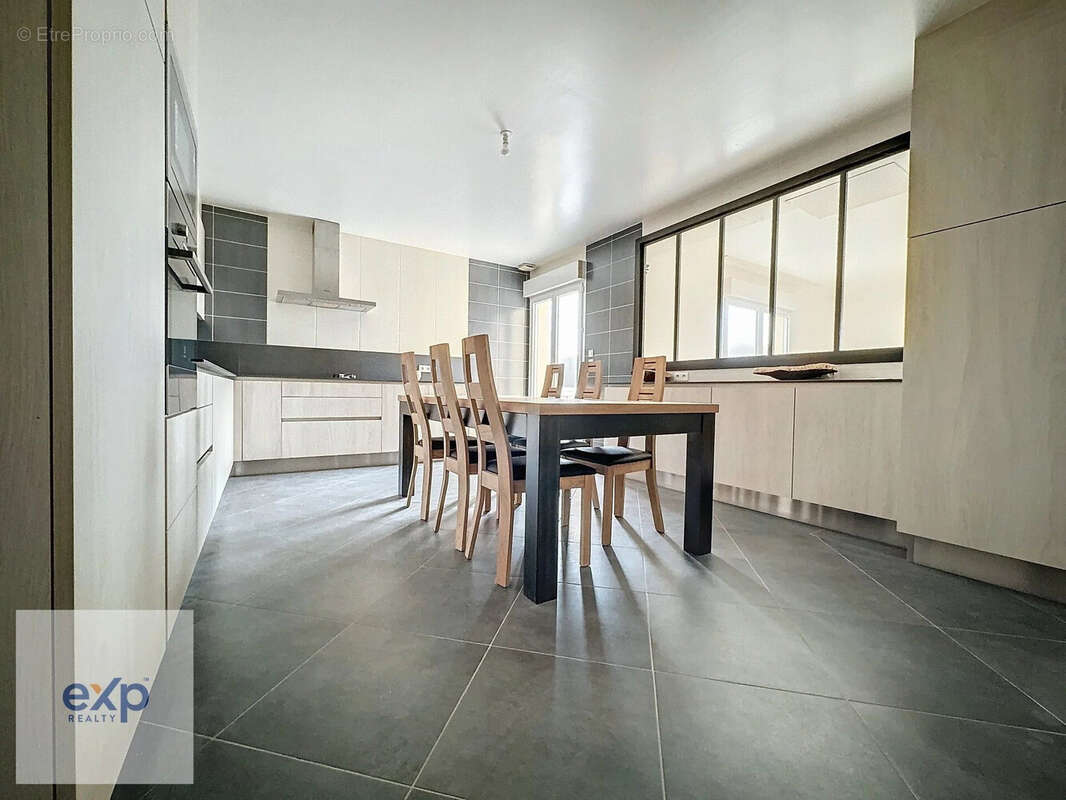 Maison 234 m² à Houlbec-Cocherel  - photo 2
