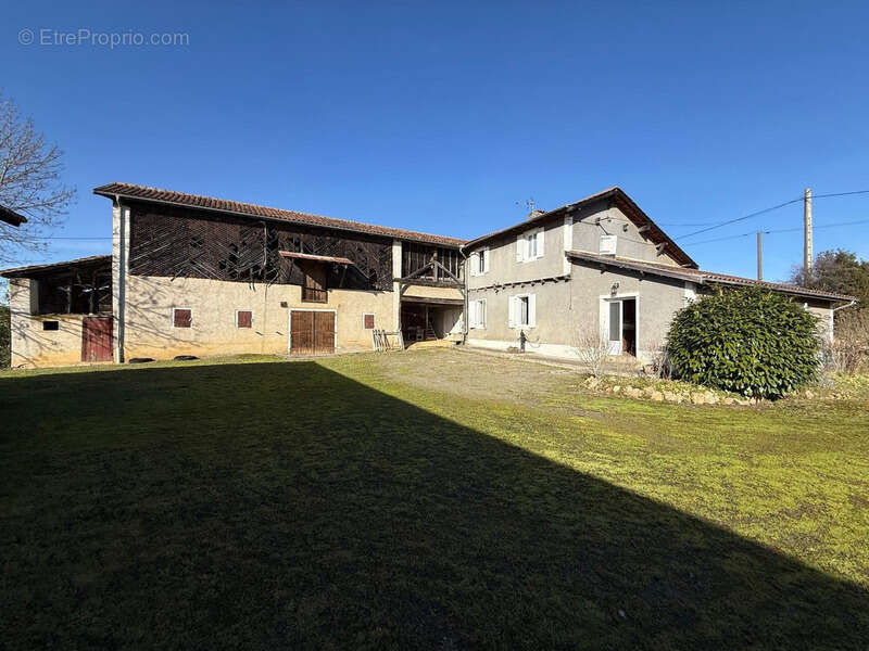 Dpt Hautes Pyrénées (65), à vendre SADOURNIN corps de ferme avec maison T6 de 125m² + grandes dépendances attenantes sur 8280 m² - photo 10