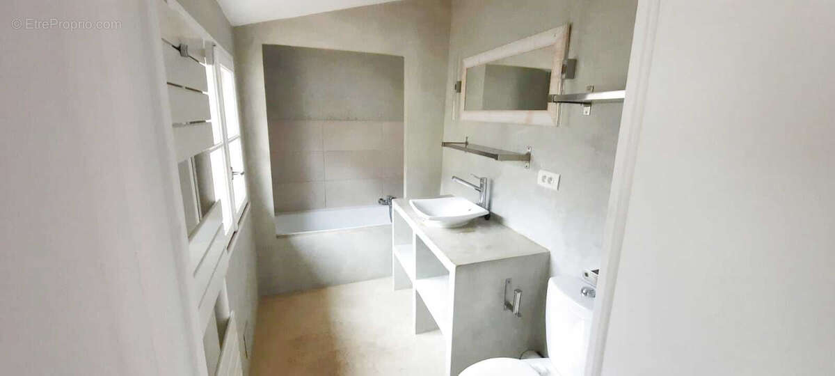 Maison à LA ROQUE-D&#039;ANTHERON