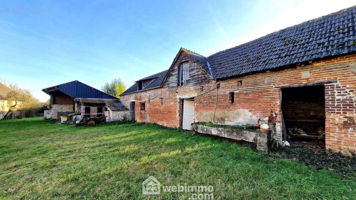 Avec de nombreux bâtiments - Maison à MONTAIGU