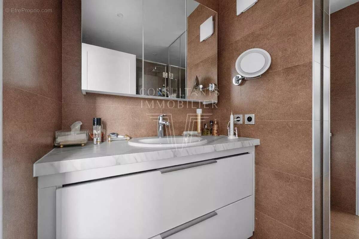 Appartement à NEUILLY-SUR-SEINE