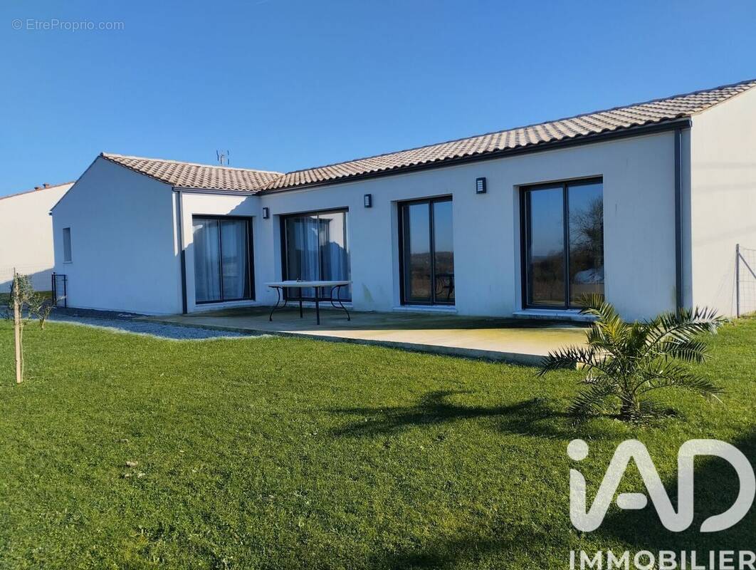 Photo 1 - Maison à CORME-ROYAL