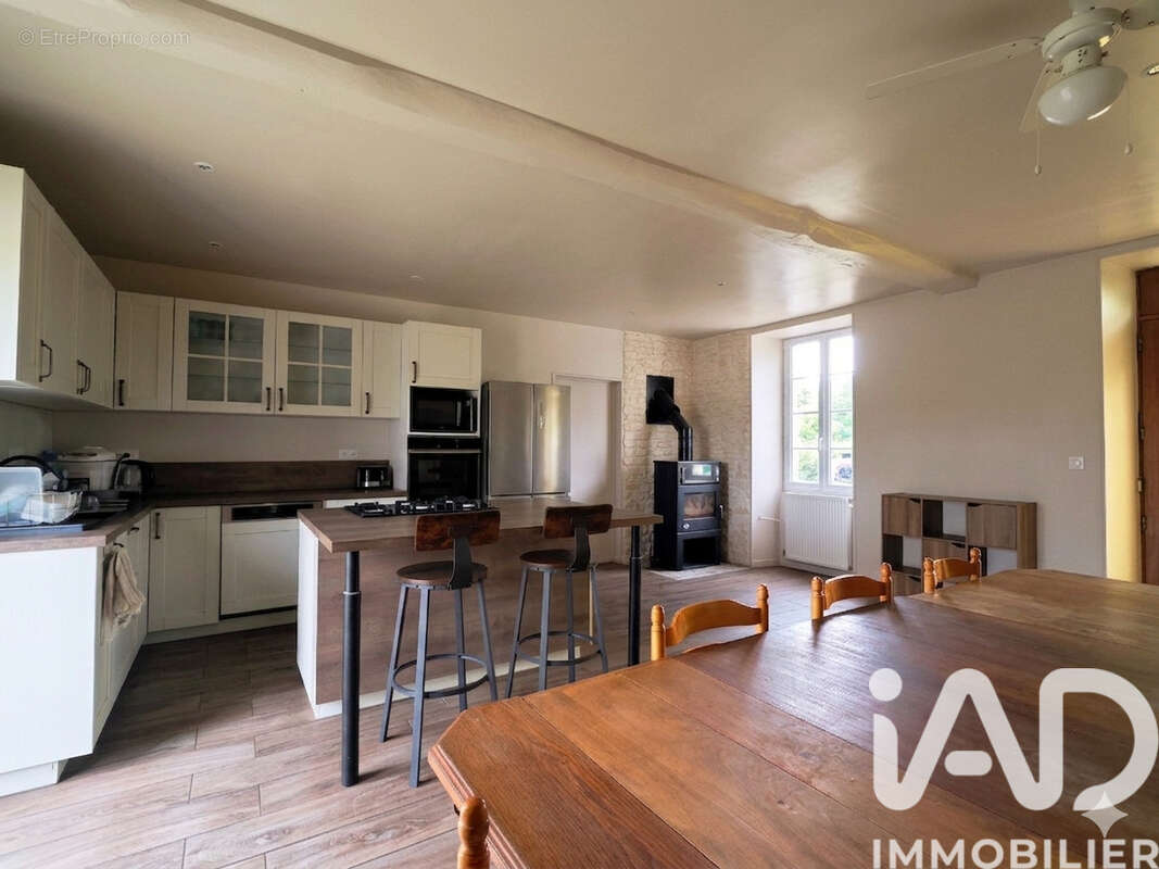 Maison 225 m² à Saint-Pierre-De-Juillers  - photo 8