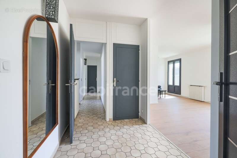 À vendre à Sainte-Geneviève-des-Bois, maison climatisée :    de 123 m², 5 chambres, véranda, garage, sans travaux et parfaitemen - photo 8