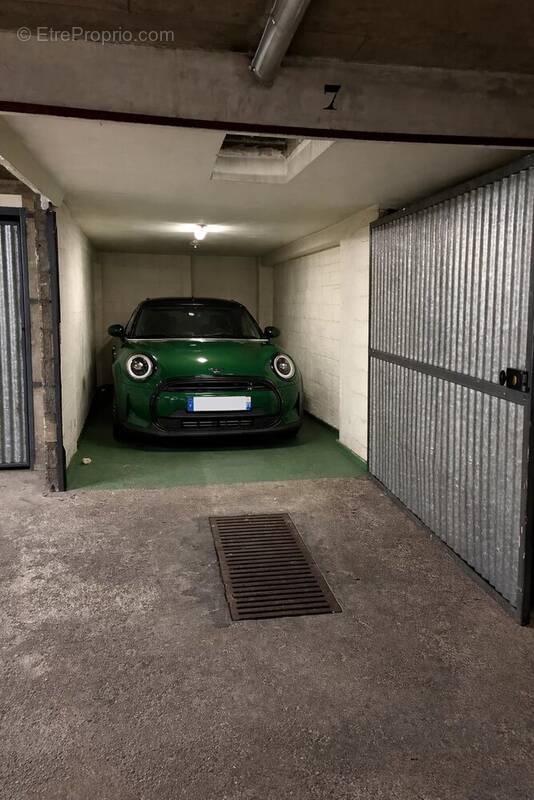 Parking à PARIS-17E