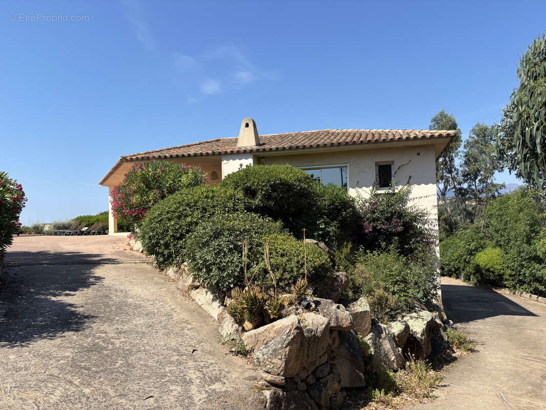 Villa de 176m2  sur 2 niveaux avec piscine et vue panoramique sur la mer et le golfe de Porto Vecchio - photo 22