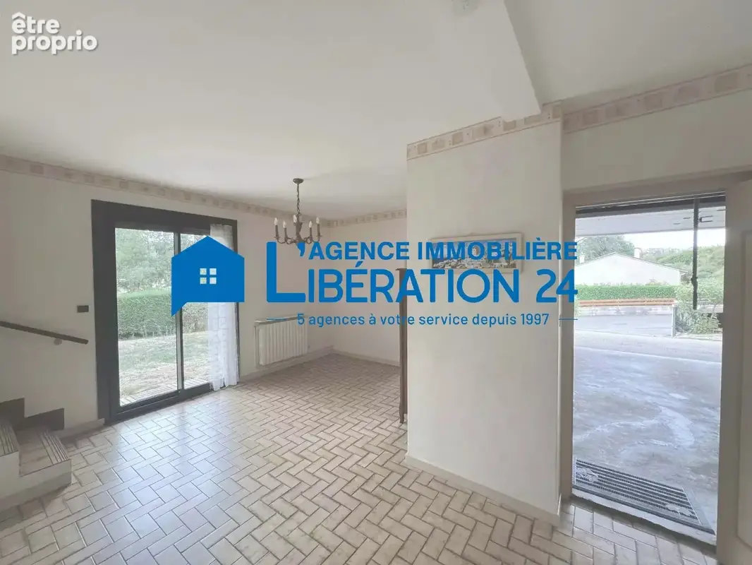 Maison familiale de 193 m² à Saint-Genest-Lerpt - photo 14