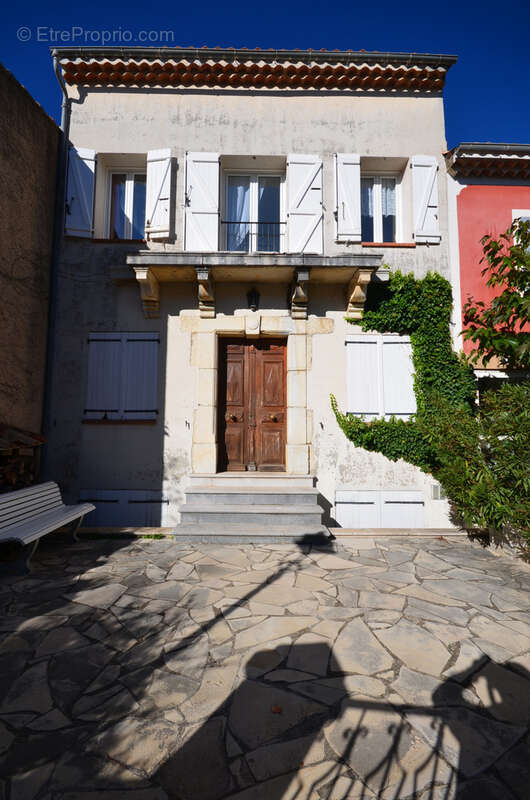 Appartement à LES SALLES-SUR-VERDON