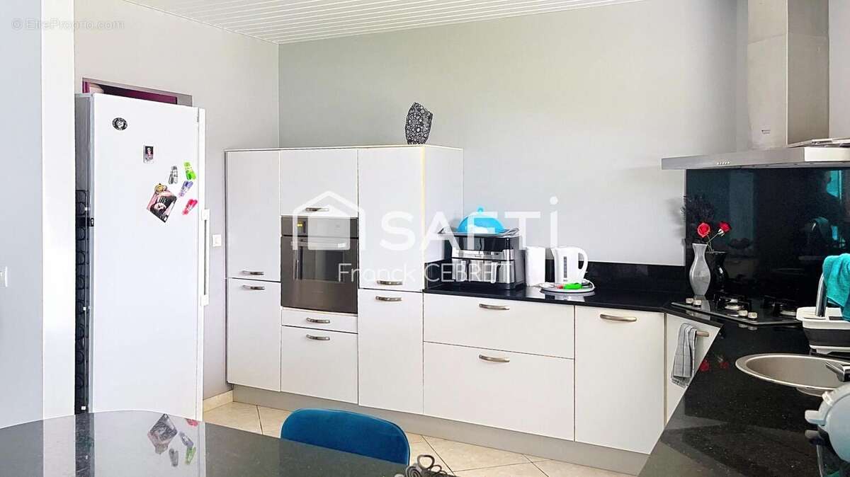 Photo 6 - Maison à REMIRE-MONTJOLY