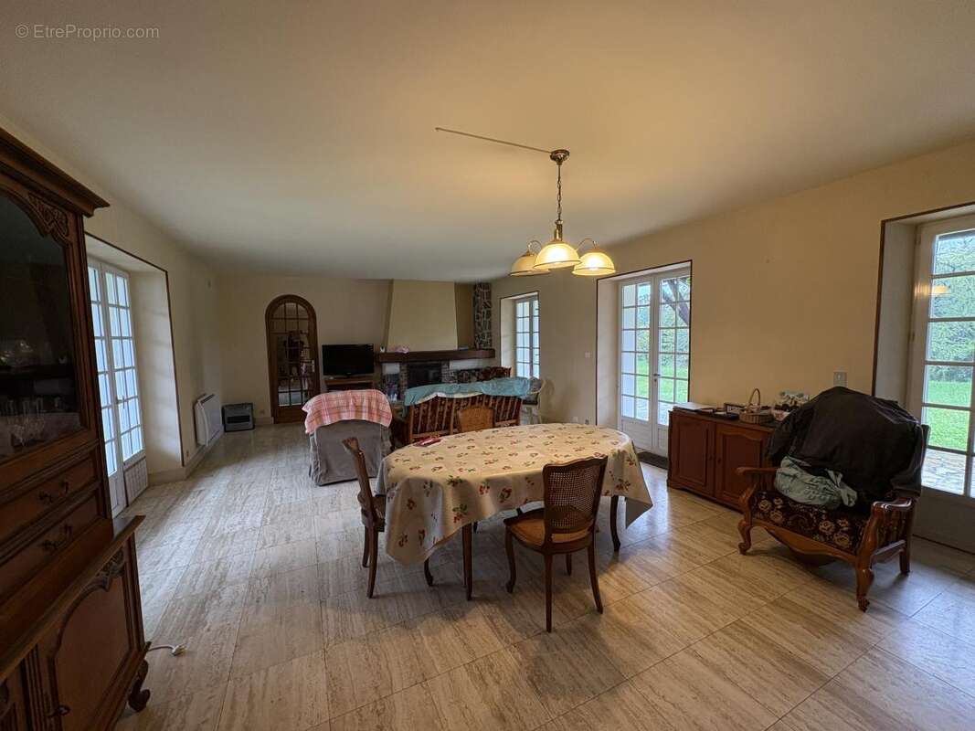 Maison 189 m² à La Foye-Monjault  - photo 2